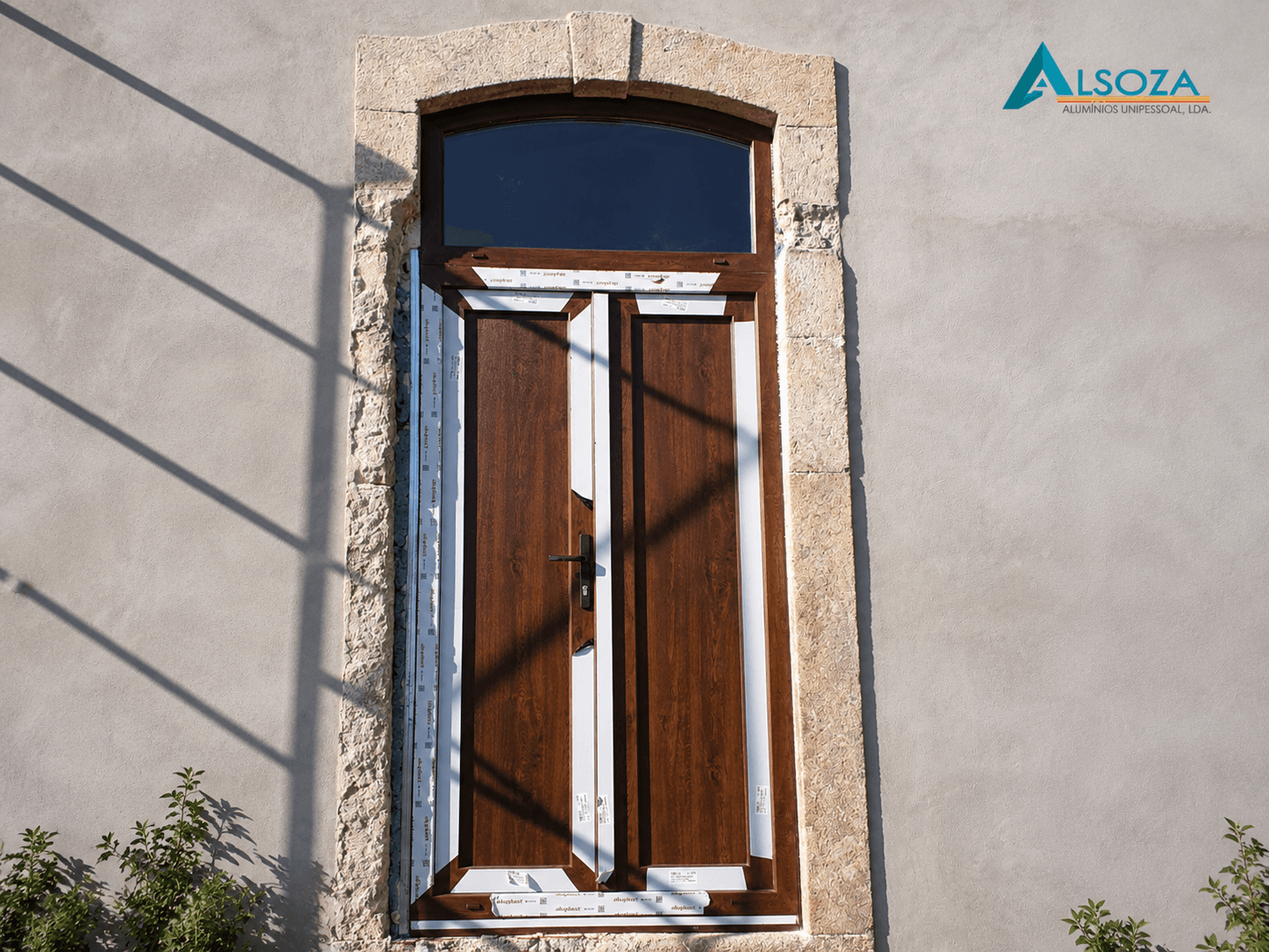 Porta em painel liso realizada pela Alsoza Alumínios