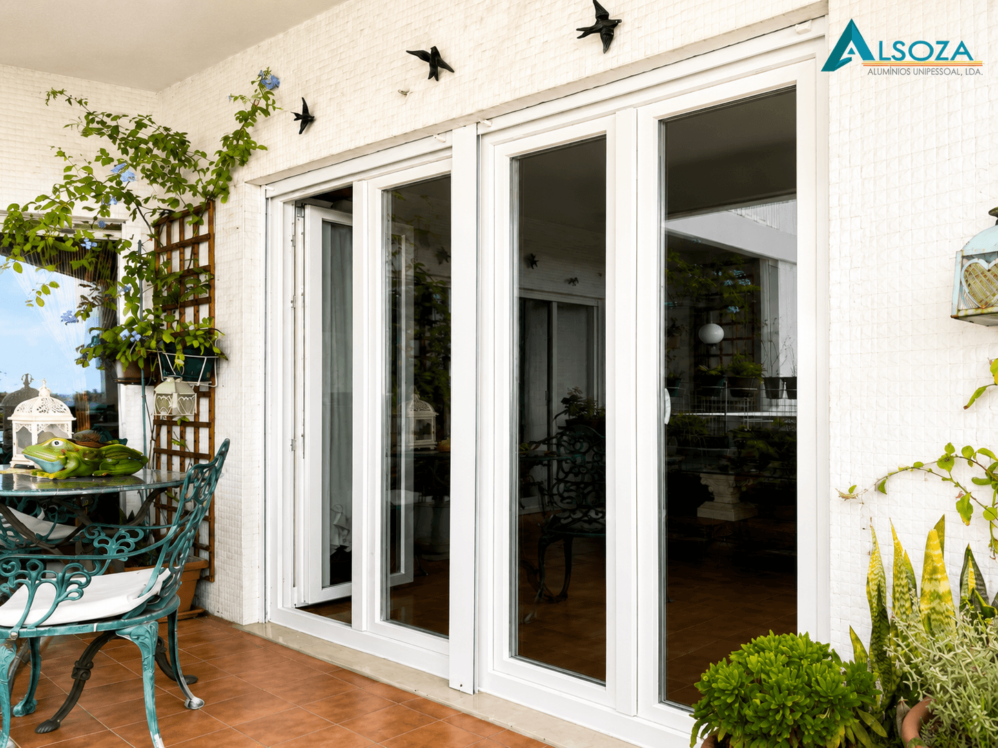 Porta em PVC oscilo-batente vista pelo exterior realizada pela Alsoza Alumínios